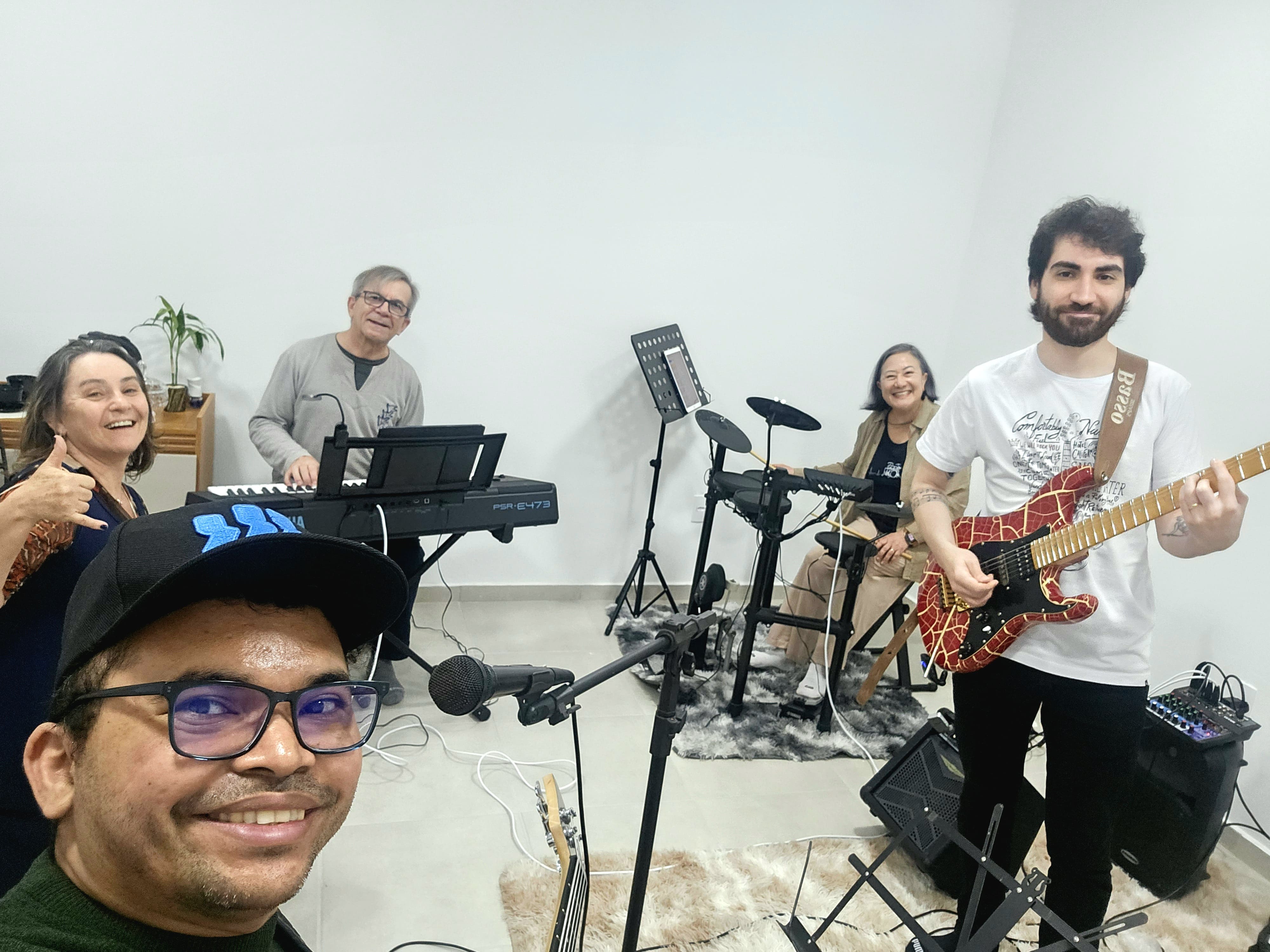 Banda Improváveis, projeto idealizado por Marina, durante ensaio no Estúdio Lenon Dantas Music